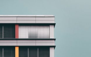 Rolluiken om de zon buiten te houden