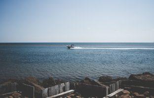 Steeds meer mensen gaan met hun sloep het water op strand